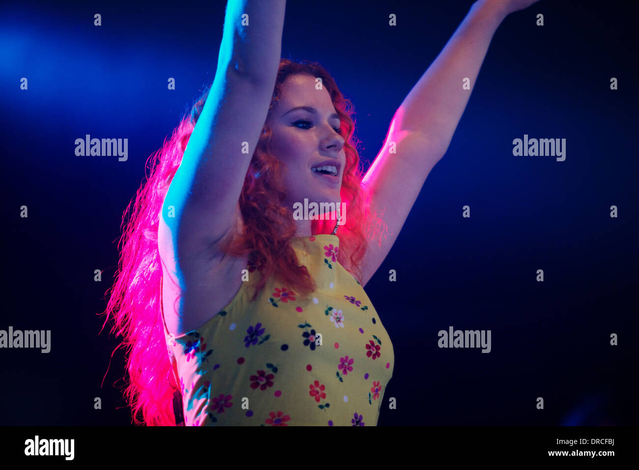 Katy B dal vivo sul palco al Big Chill festival 2011 Foto Stock