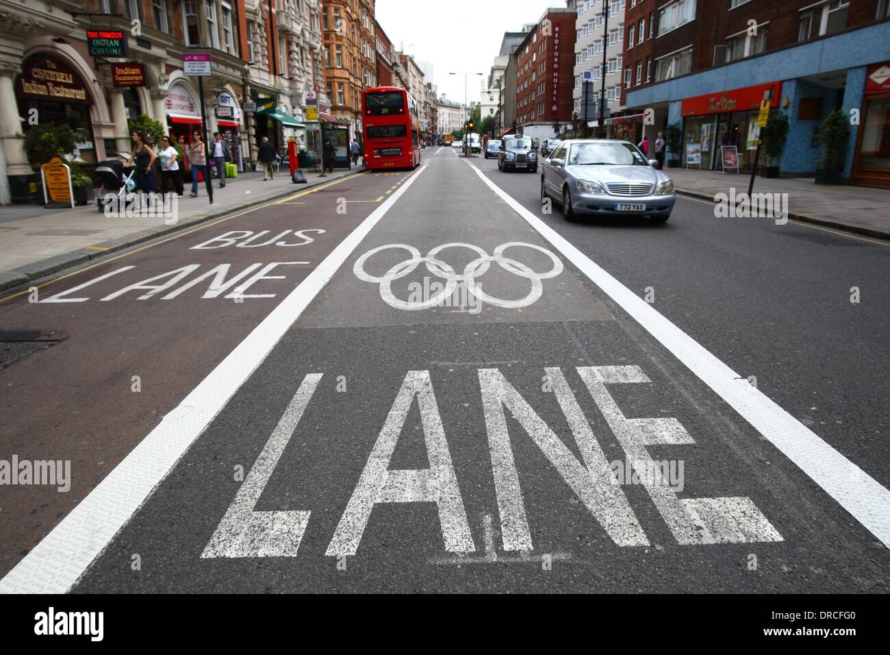 Un Olympic Lane su Southampton Row di Londra ha causato confusione ancor prima che venga aperto. È stato collocato accanto ad una corsia degli autobus e le due corsie sembra essere il solo modo gli automobilisti possono guidare in quella direzione - significato essi potrebbero affrontare le ammende per il solo fatto di essere sulla strada. La corsia speciale è prevista ad aprire ufficialmente il 25 luglio. Londra, Inghilterra - 17.07.12 Foto Stock