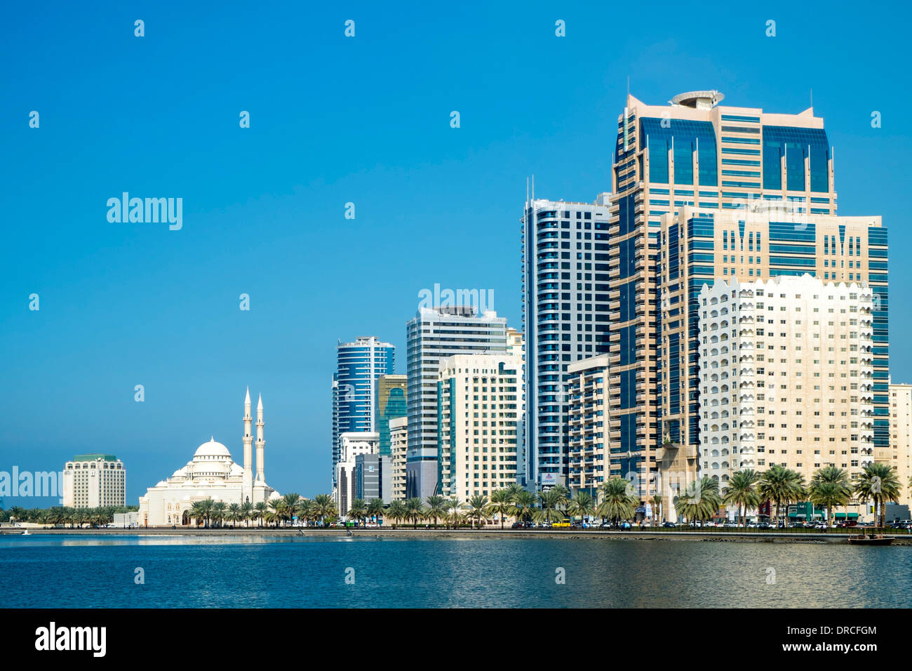 Skyline di Sharjah con alti edifici moderni di negli Emirati Arabi Uniti Foto Stock