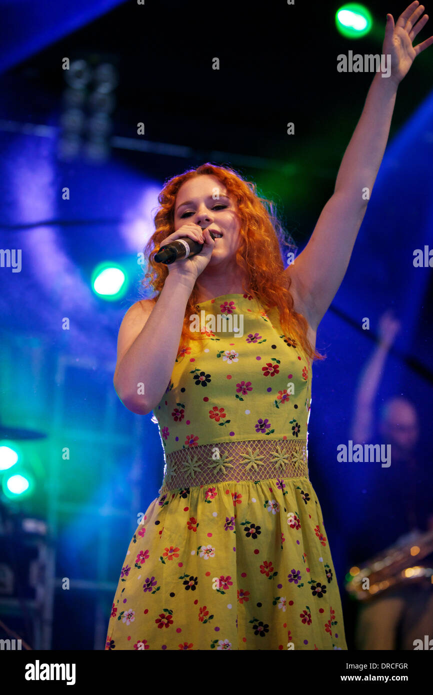 Katy B dal vivo sul palco al Big Chill festival 2011 Foto Stock