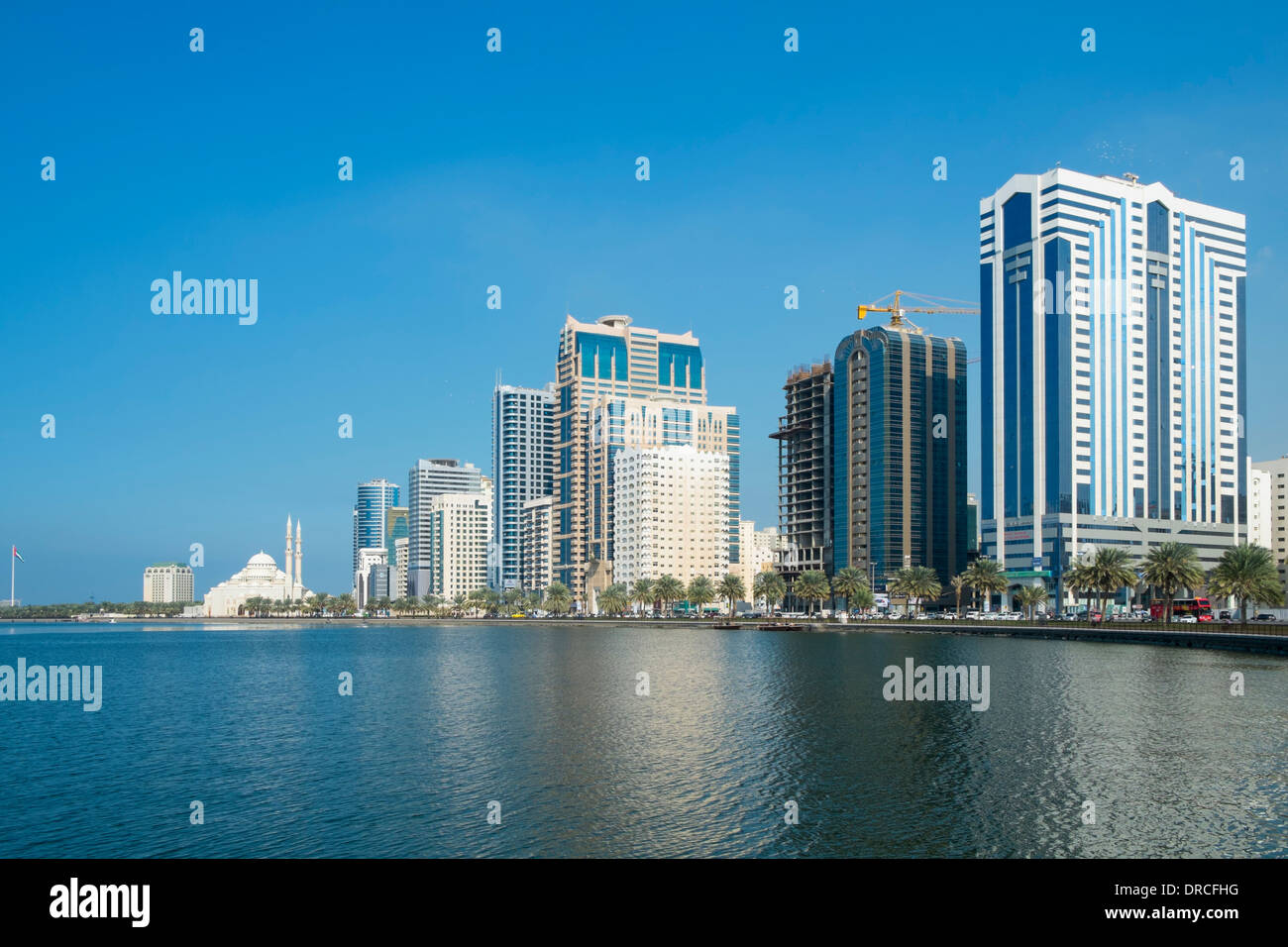 Skyline di Sharjah con alti edifici moderni di negli Emirati Arabi Uniti Foto Stock