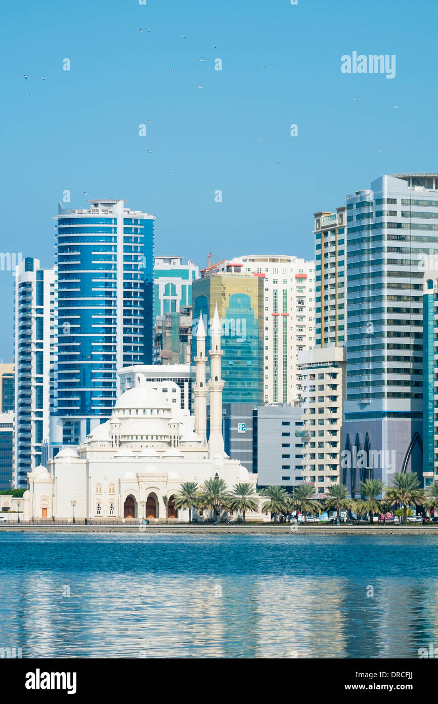 Skyline di Sharjah con alti edifici moderni di negli Emirati Arabi Uniti Foto Stock