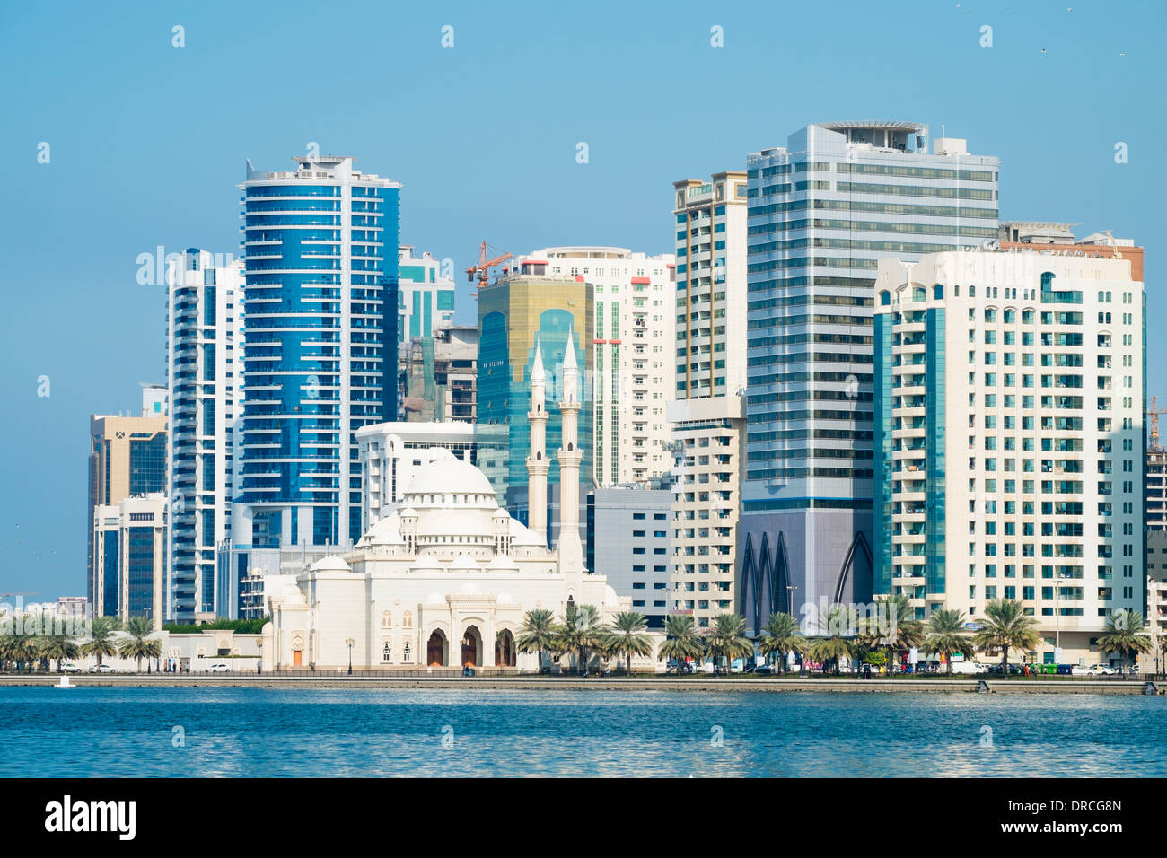 Skyline di Sharjah con alti edifici moderni di negli Emirati Arabi Uniti Foto Stock