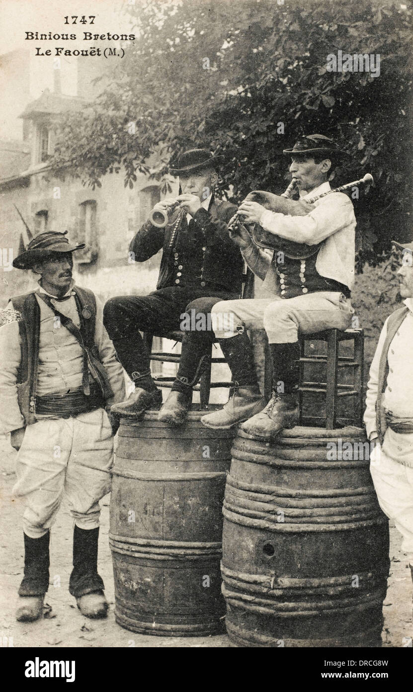 Francia - Le Faouet - bretone uomini la riproduzione di cornamuse Foto Stock