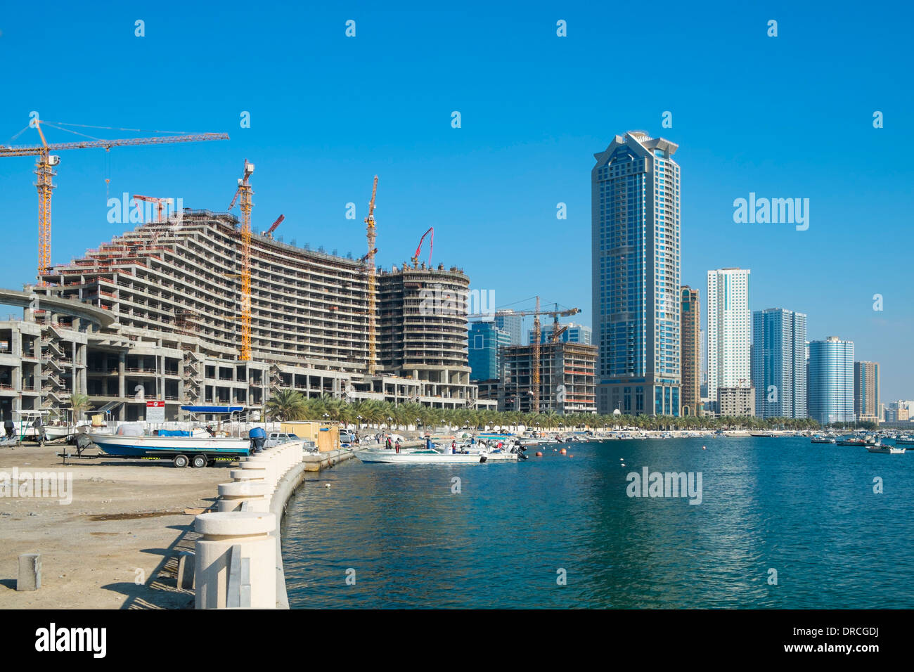 Skyline di Sharjah con alti edifici moderni di negli Emirati Arabi Uniti Foto Stock