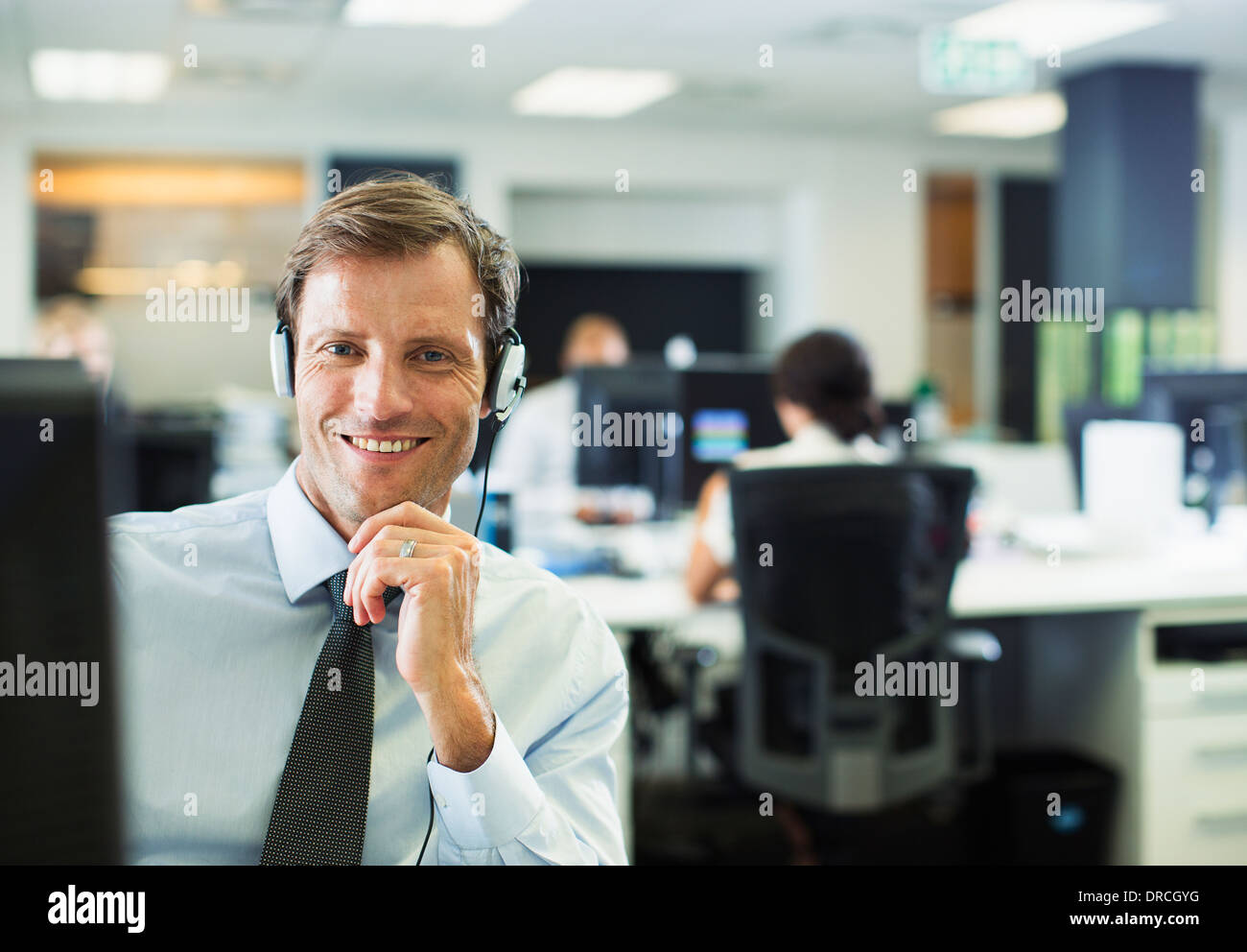 Imprenditore cuffie da indossare in ufficio Foto Stock