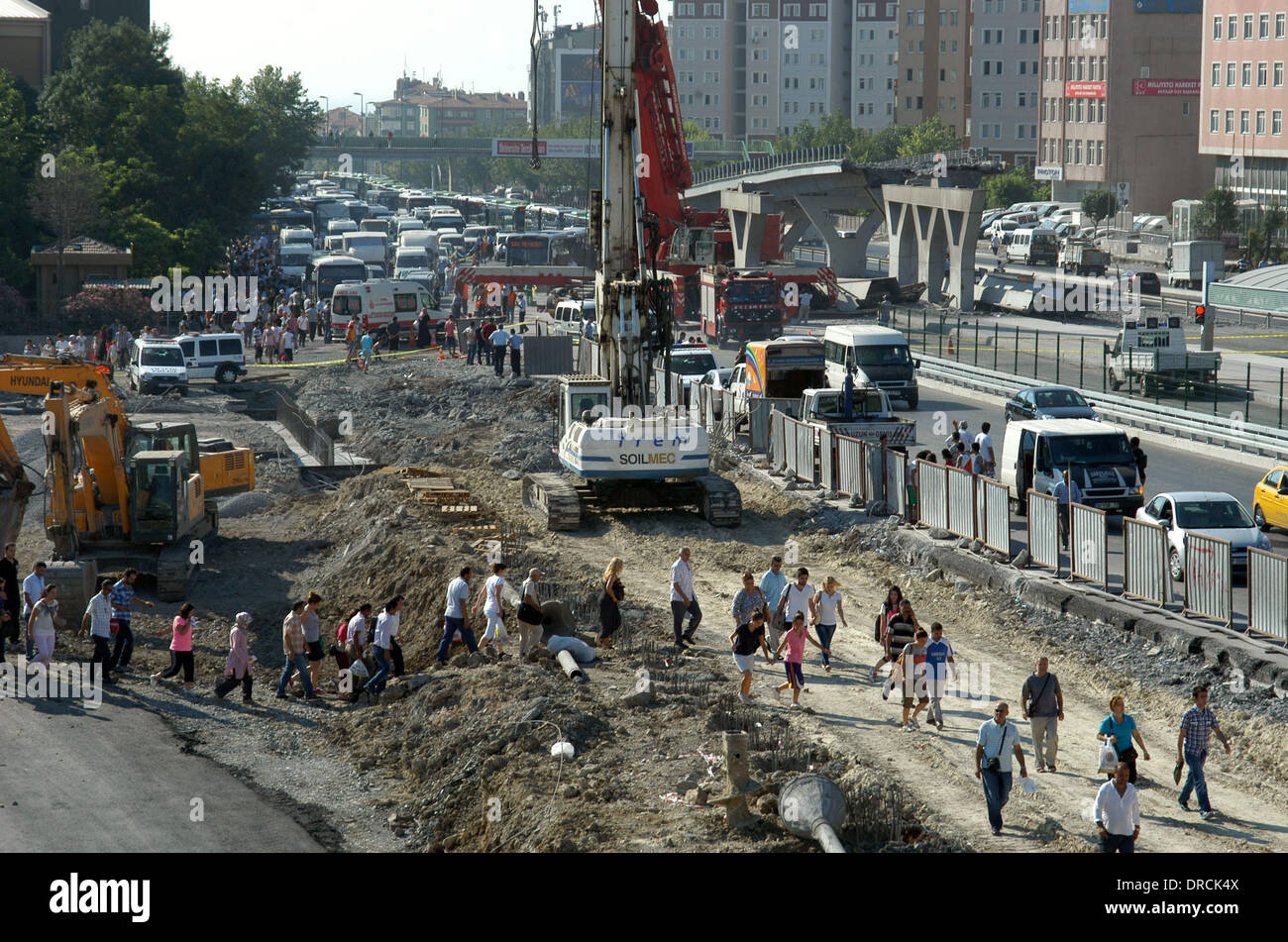 Metrobus bridge crolla un ponte concreto schierata crollato durante i lavori di riparazione su Istanbul il metrobus linea presso Avcilar-Beylikduzu il 15 luglio, uccidendo un operaio e il ferimento di altre due. Il ponte di collegamento è stata costruita attraverso la E-5 autostrada quando un grande Foto Stock