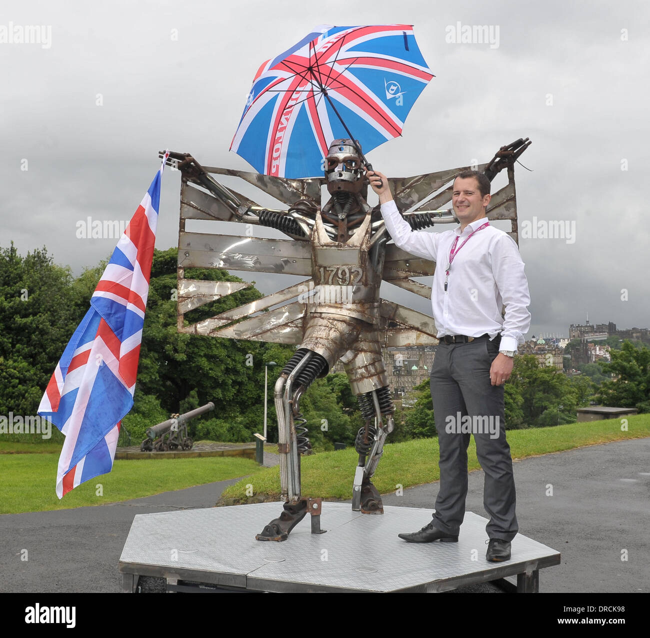 L'operatore del treno Costa Orientale oggi (18luglio12) ha svelato una scultura di Olympian e gold medallist Jonathan Edwards in Edinburgh realizzato interamente da utilizzare parti del treno. Creato dal pluripremiato scultore Tolomeo Elrington, luccicanti a grandezza naturale opera d'arte è stata svelata sulla cima di Calton Hill che ha completato un tour per le destinazioni chiave lungo la East Coast Main Line di sensibilizzazione o Foto Stock