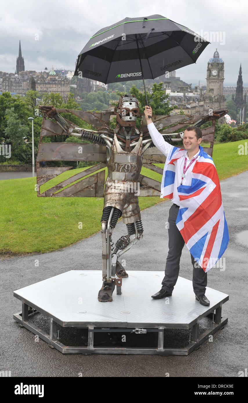 L'operatore del treno Costa Orientale oggi (18luglio12) ha svelato una scultura di Olympian e gold medallist Jonathan Edwards in Edinburgh realizzato interamente da utilizzare parti del treno. Creato dal pluripremiato scultore Tolomeo Elrington, luccicanti a grandezza naturale opera d'arte è stata svelata sulla cima di Calton Hill che ha completato un tour per le destinazioni chiave lungo la East Coast Main Line di sensibilizzazione o Foto Stock