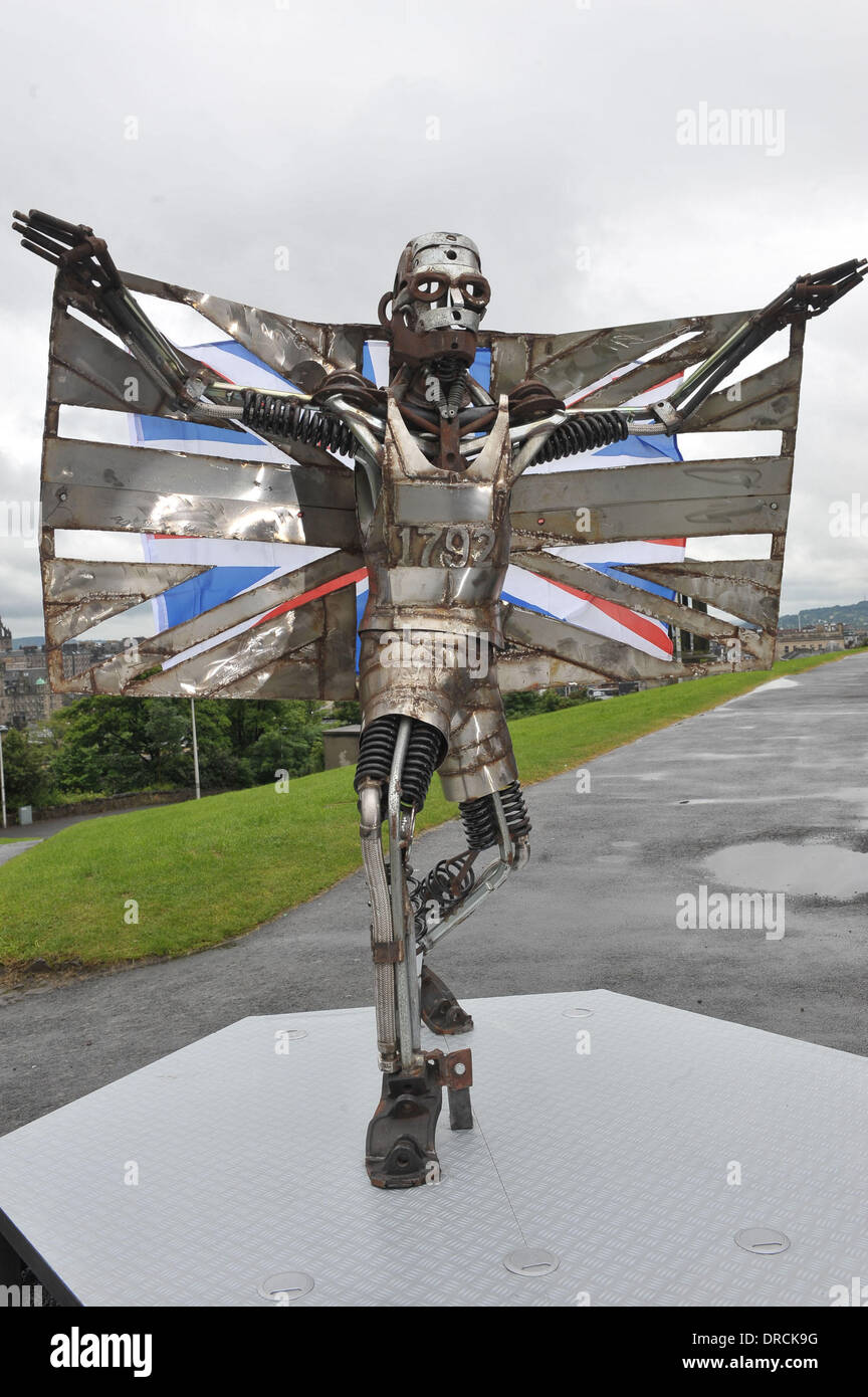 L'operatore del treno Costa Orientale oggi (18luglio12) ha svelato una scultura di Olympian e gold medallist Jonathan Edwards in Edinburgh realizzato interamente da utilizzare parti del treno. Creato dal pluripremiato scultore Tolomeo Elrington, luccicanti a grandezza naturale opera d'arte è stata svelata sulla cima di Calton Hill che ha completato un tour per le destinazioni chiave lungo la East Coast Main Line di sensibilizzazione o Foto Stock