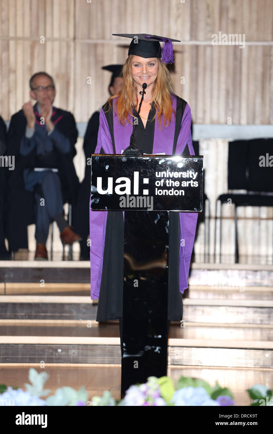 Stella McCartney Università delle Arti di Londra laurea honoris causa  presentazione. Stella è onorato l'annuale cerimonia di laurea e annuncia  sta offrendo una borsa di studio annuale per gli studenti presso il