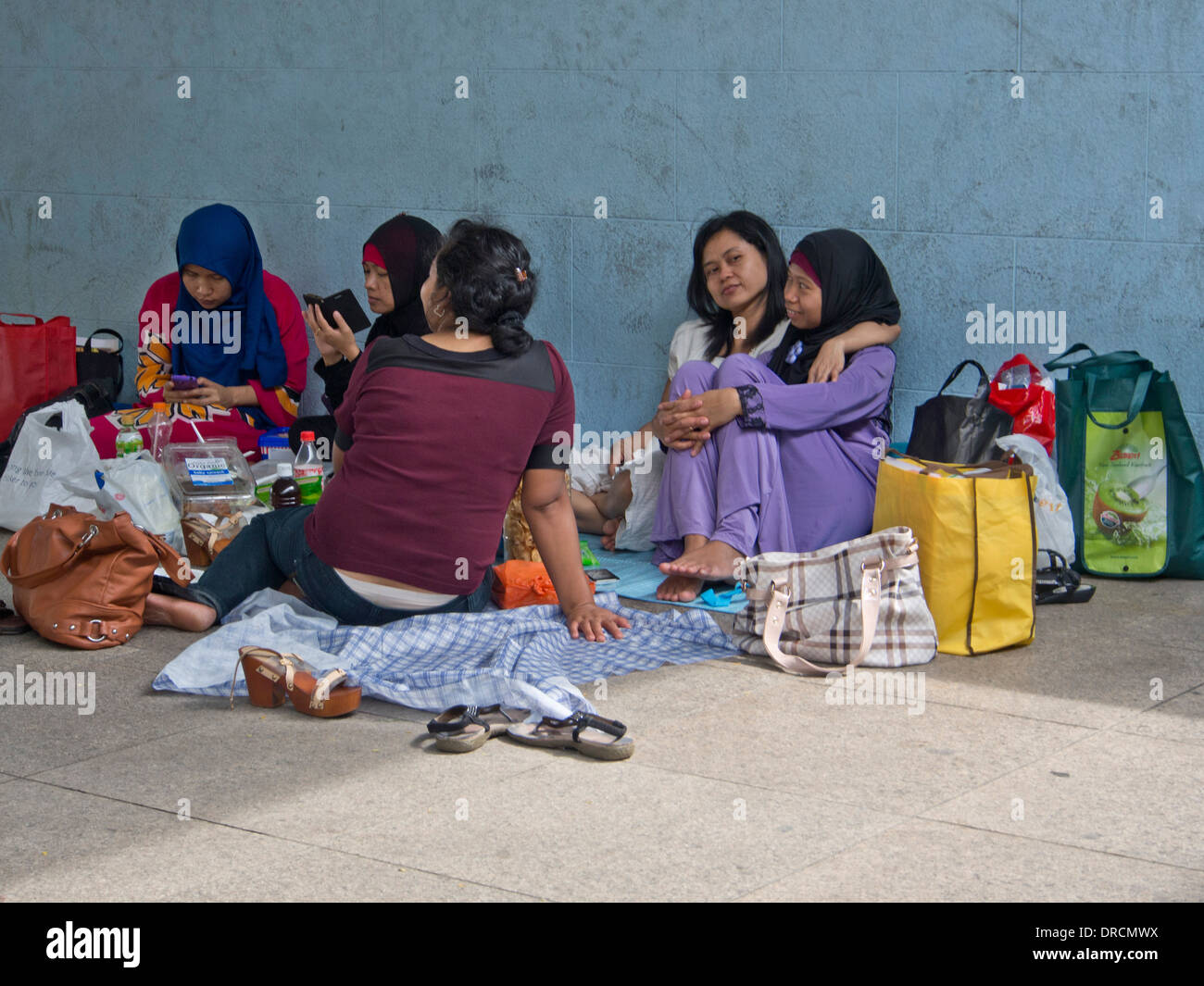 Lavoratori migranti lavoratori domestici godetevi una giornata fuori dal lato della baia di Singapore Foto Stock