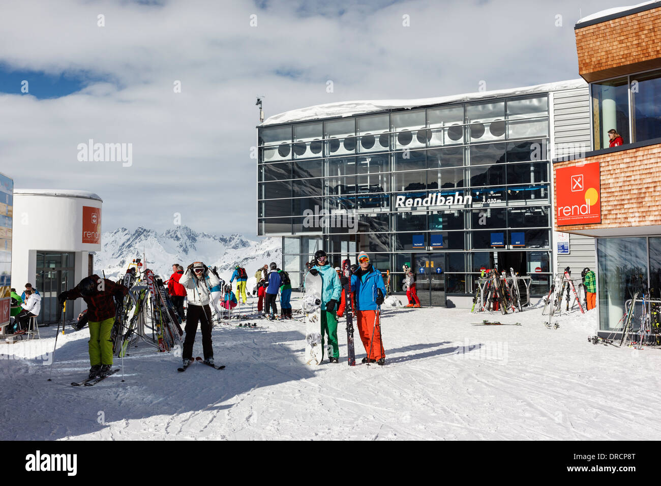 Gli sciatori e gli snowboarder fuori un ristorante austriaco ski resort di St Anton Foto Stock