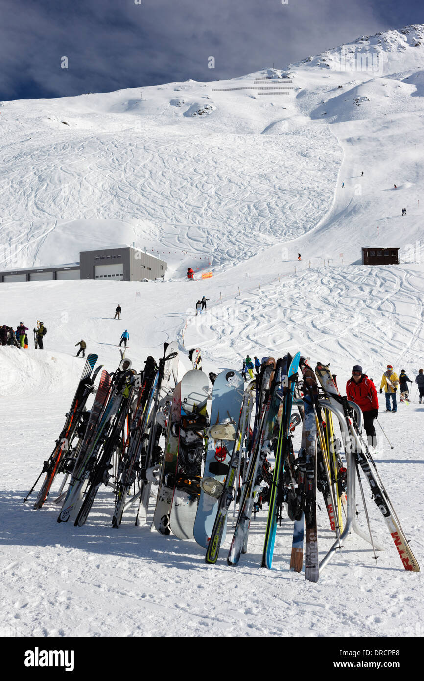 Sci e tavole da neve appoggiato su di una cremagliera al di fuori di un ristorante austriaco ski resort di St Anton. Foto Stock