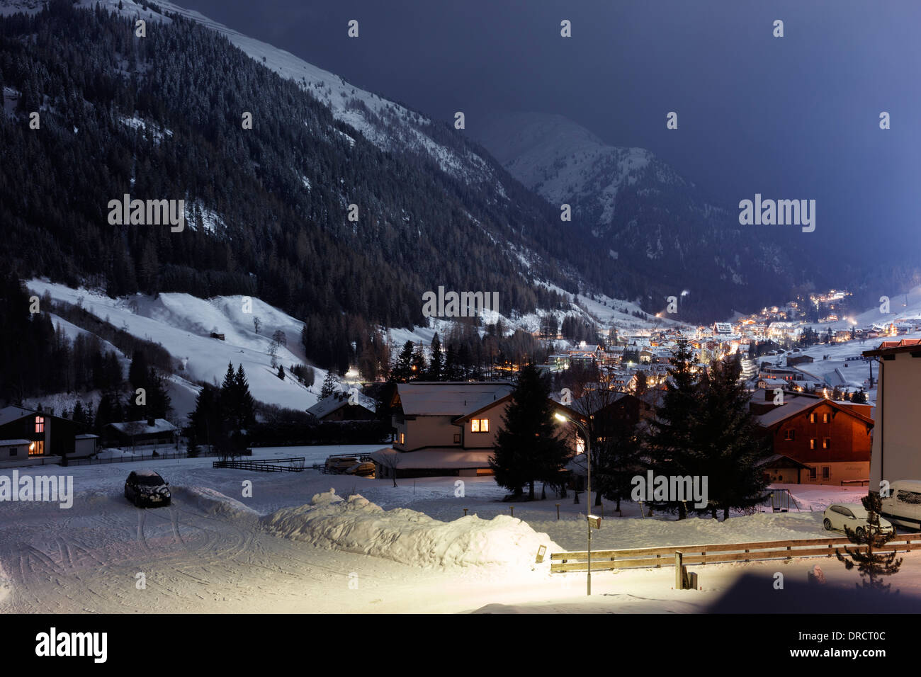Vista notturna del villaggio di area di Nasserein nella località sciistica di St Anton, Austria Foto Stock