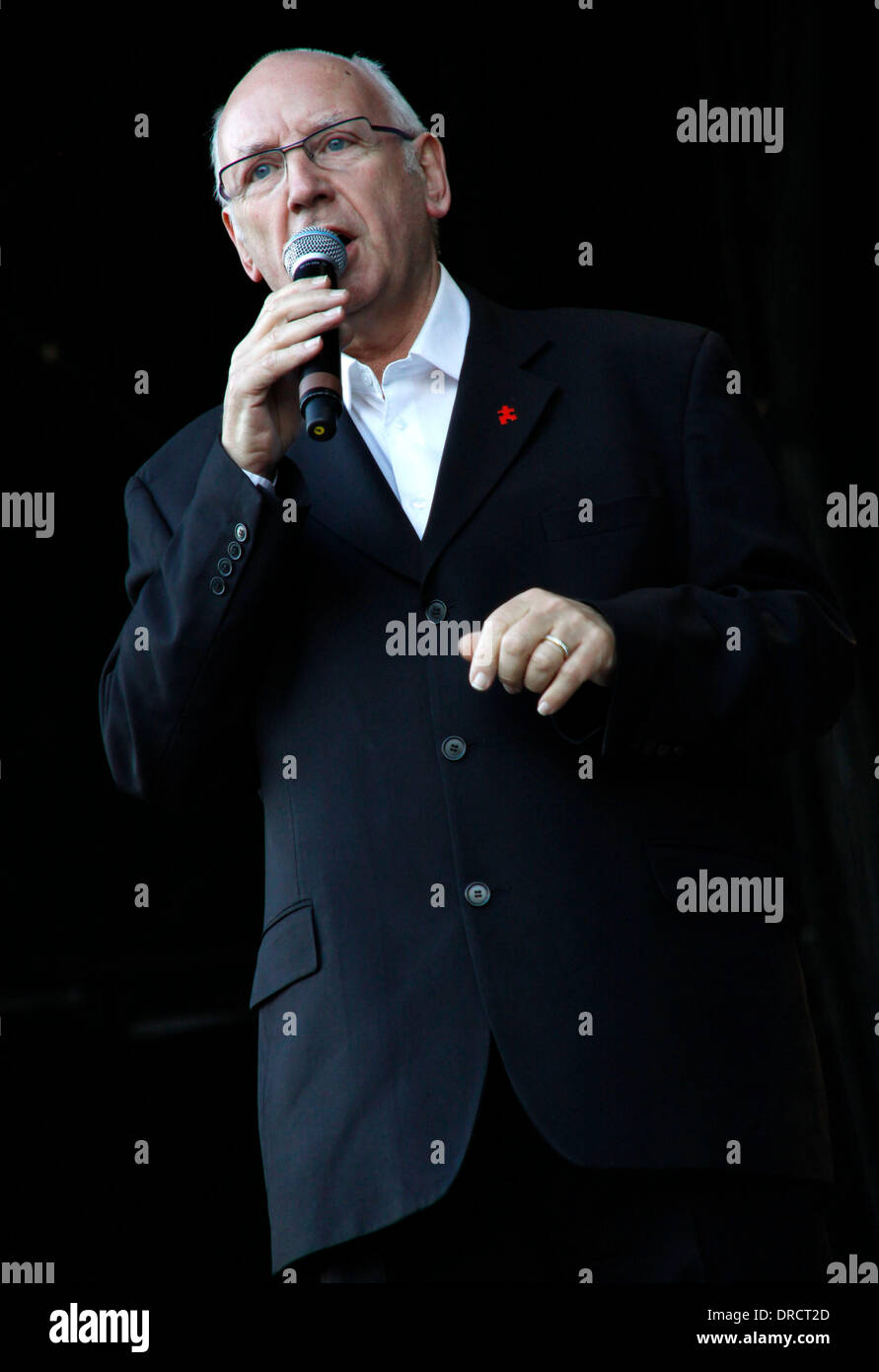 Pete Waterman introduce il suo ultimo artista, James Graham, aka "poco Rick', durante il castello concerti serie a Rochester Castle Kent, Inghilterra - 19.07.12 Foto Stock