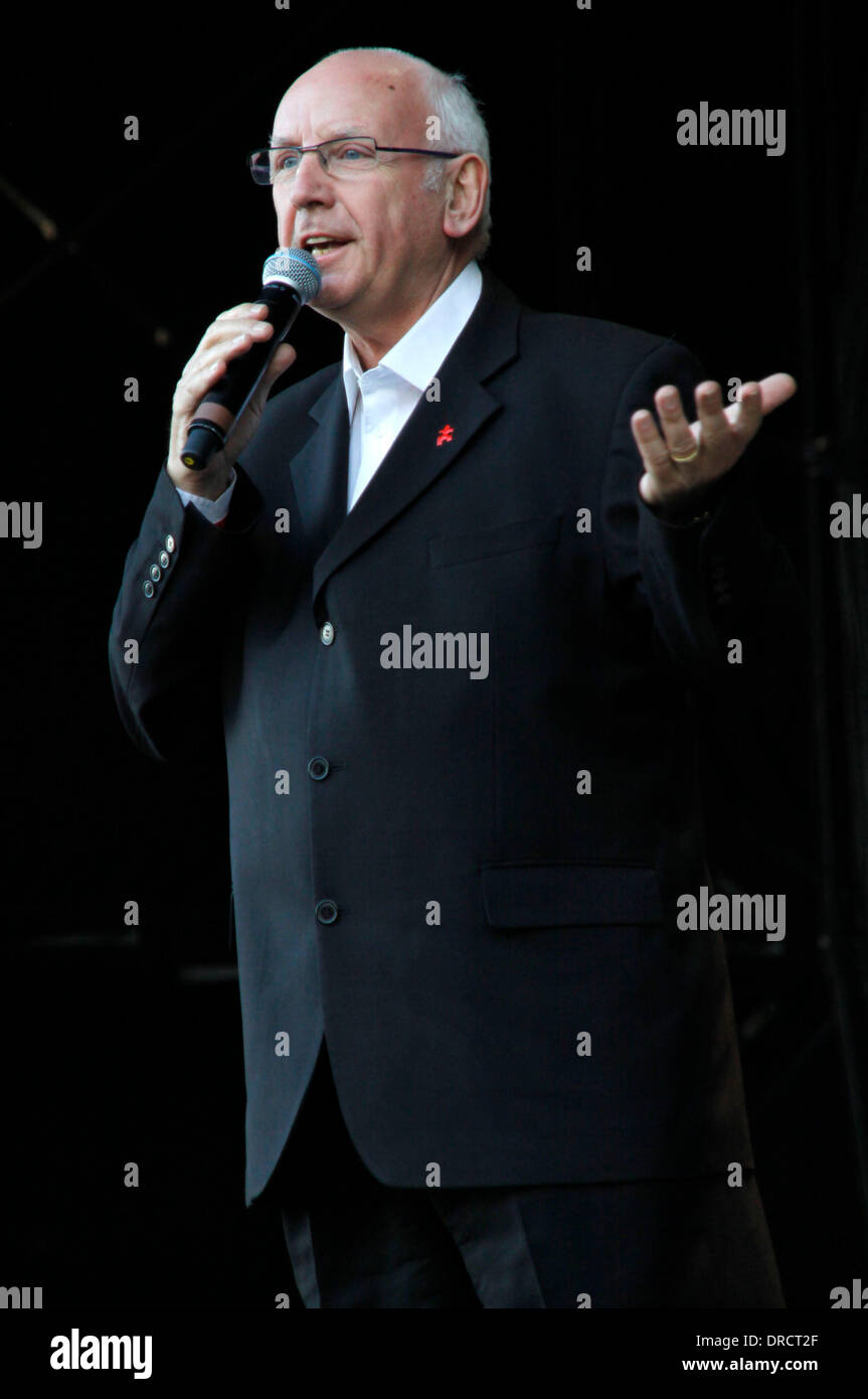 Pete Waterman introduce il suo ultimo artista, James Graham, aka "poco Rick', durante il castello concerti serie a Rochester Castle Kent, Inghilterra - 19.07.12 Foto Stock