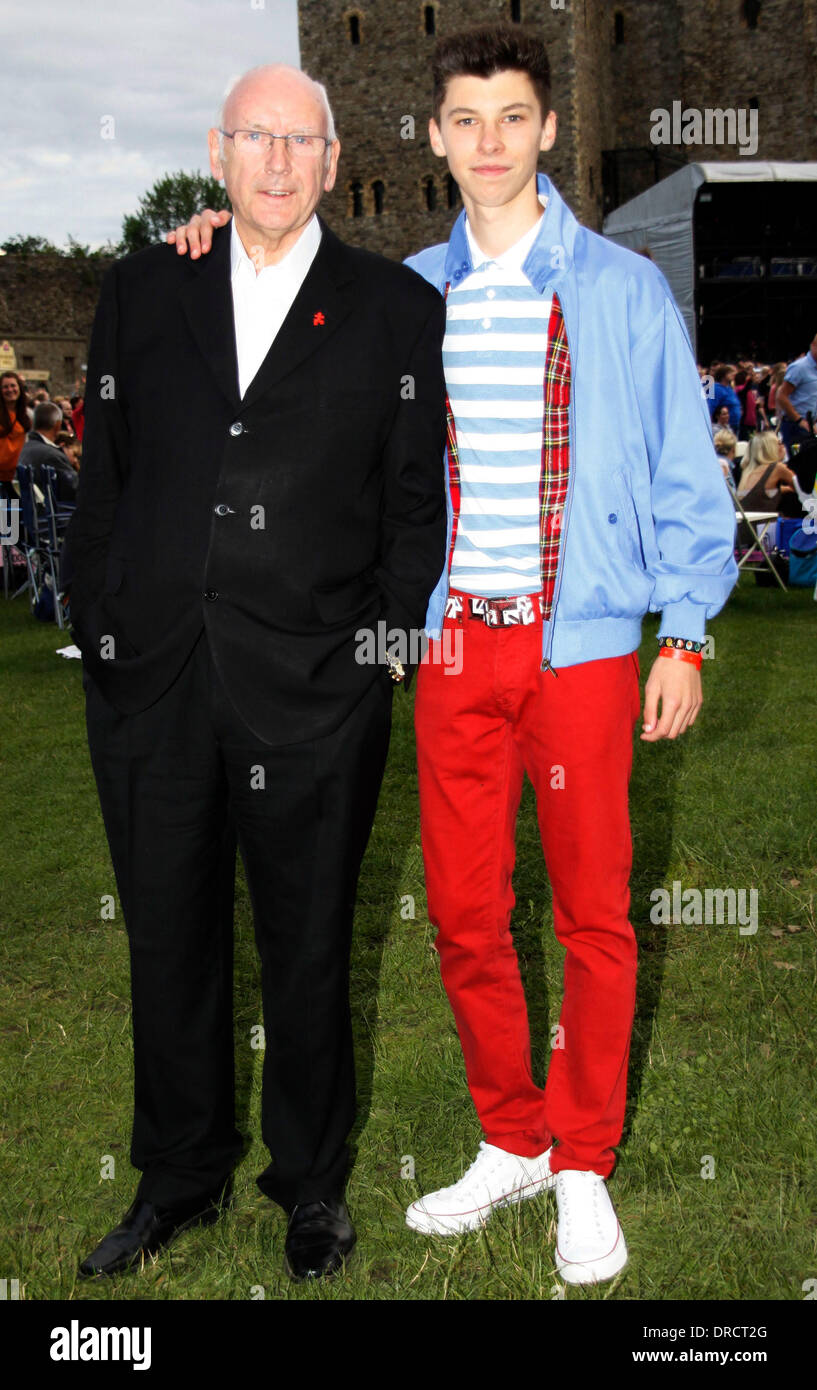 Pete Waterman e James Graham, aka "poco Rick, presso il castello di serie di concerti presso Rochester Castle Kent, Inghilterra - 19.07.12 Foto Stock