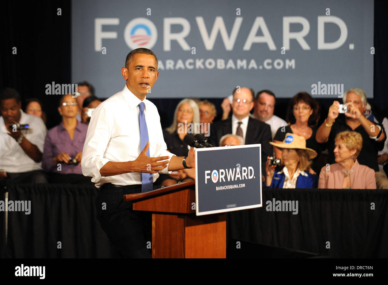 WEST PALM BEACH, FL - 19 Luglio: U.S. Il presidente Barack Obama offre un commento per gli anziani presso il Century Village sulla luglio 19, 2012 in West Palm Beach, Florida. Obama è la campagna per due giorni in Florida, un fondamentale stato di oscillazione in Novembre l'elezione presidenziale. (Foto di Jeff Daly/WENN) Foto Stock