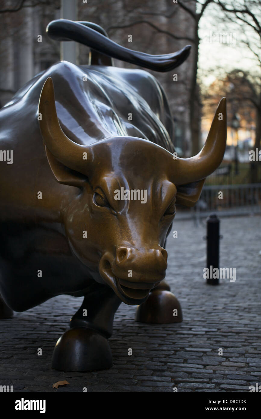 La ricarica Bull scultura in bronzo di Arturo di Modica situato al Bowling Green in Lower Manhattan NYC Foto Stock