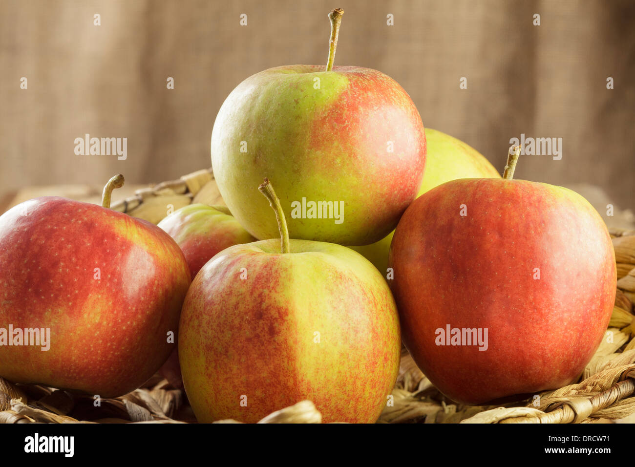 Le mele nel cestino Foto Stock