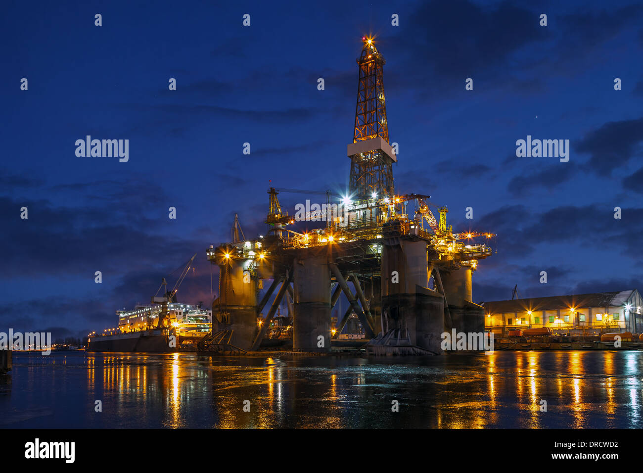 Oil Rig di notte nel paesaggio invernale. Foto Stock