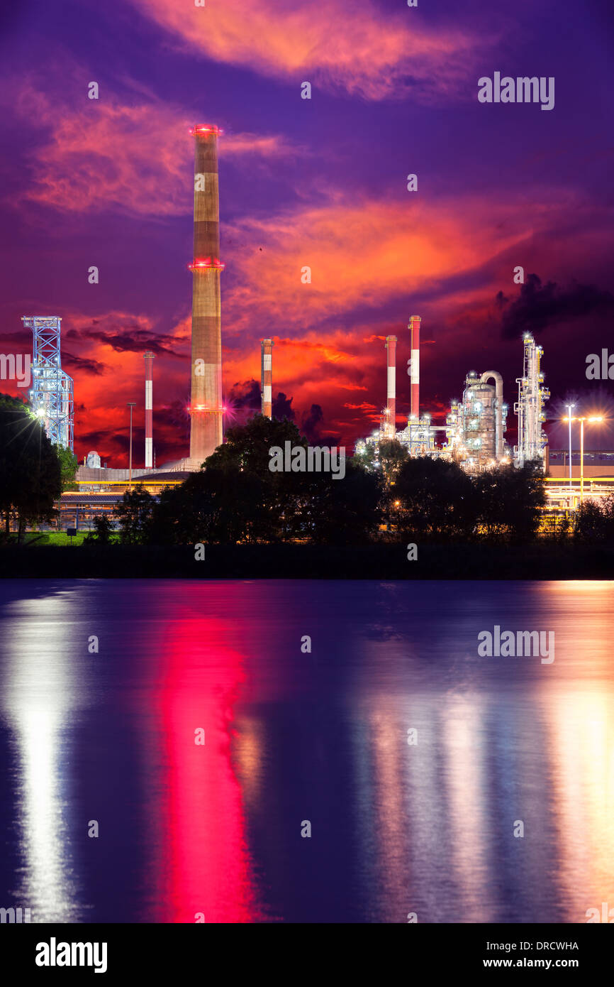 Industria petrolifera fabbrica di raffineria con drammatica del cielo. Foto Stock