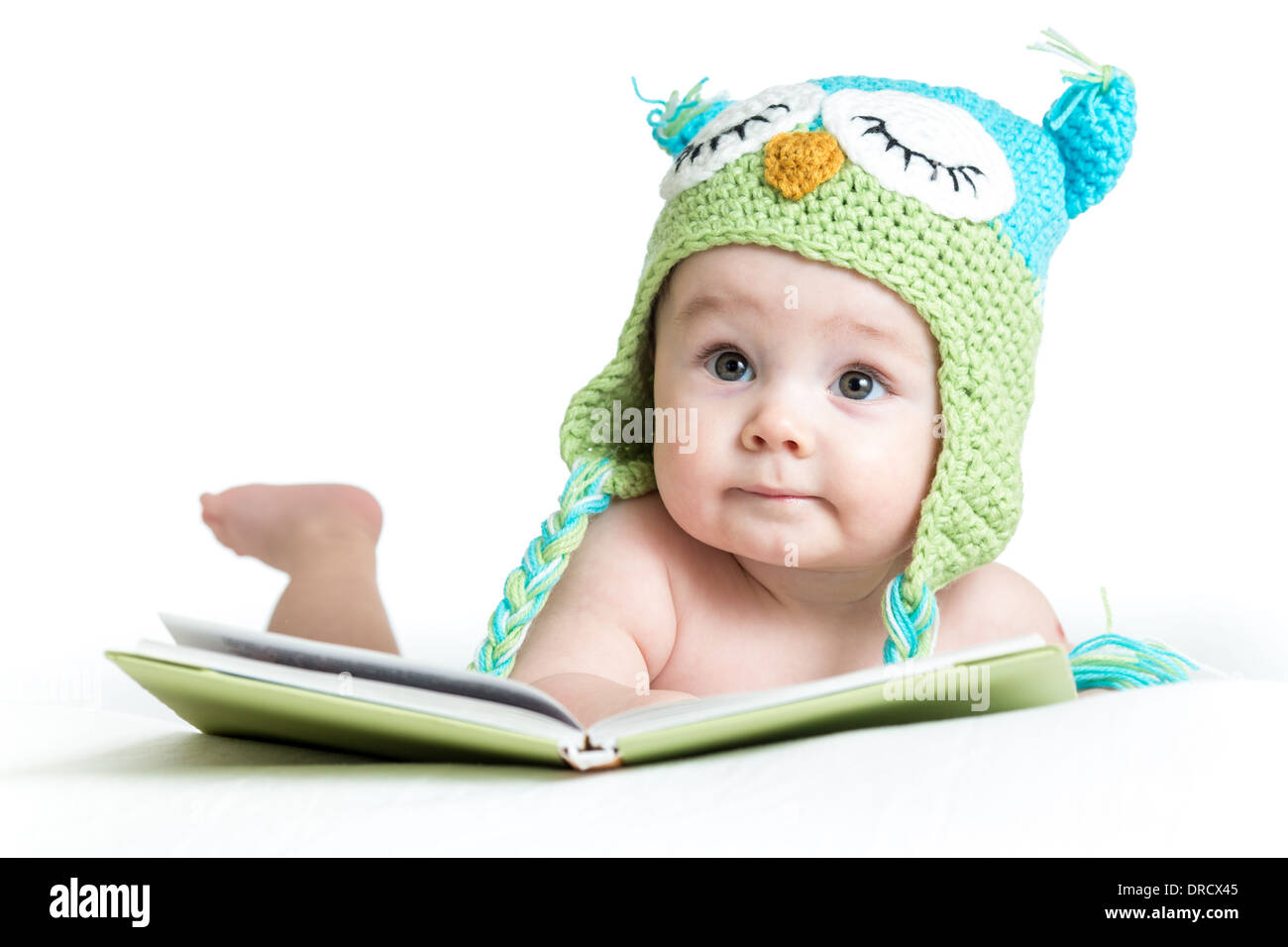 Baby in funny owl berretto lavorato a maglia gufo con libro su sfondo bianco Foto Stock