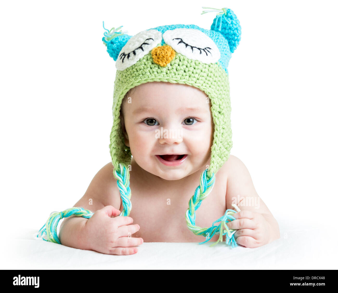 Baby in funny owl berretto lavorato a maglia gufo su sfondo bianco Foto Stock