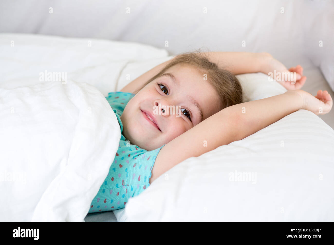 Kid girl svegliato nel suo letto Foto Stock