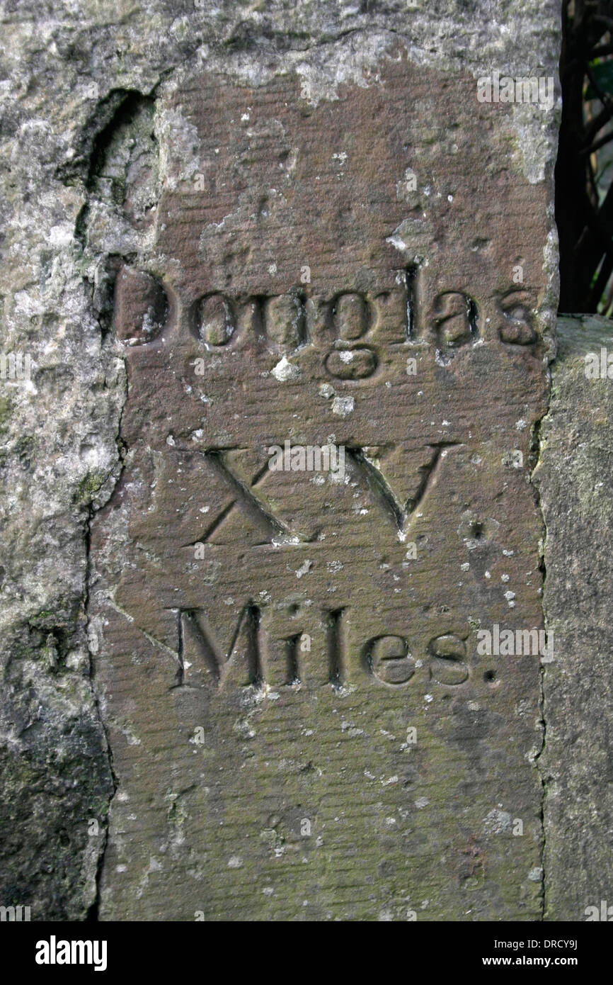 Vecchia pietra miliare a ballure incrocio sulla periferia di Ramsey, Isola di Man, raffigurante la distanza a Douglas. Foto Stock