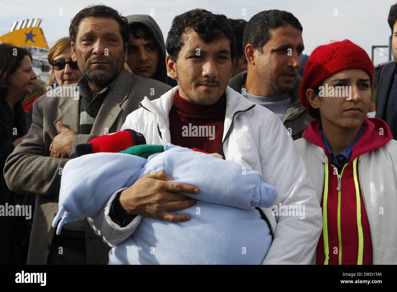 Pireo, Grecia. 23 gen 2014. Il visibilmente sconvolto le famiglie di profughi siriano superstiti arrivano nel porto del Pireo a seguito di un incidente che coinvolga il greco coast guard tirando una barca di profughi verso la costa turca. Il pranzo barca da pesca erano in capovolto nel buio mentre viene trainato da una guardia costiera greca nave. Dodici persone muoiono annegate nell'incidente, tre donne e nove figli. © Aristidis Vafeiadakis/ZUMAPRESS.com/Alamy Live News Foto Stock