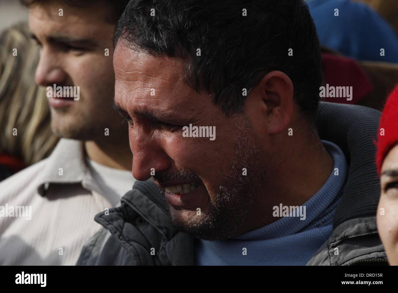 Pireo, Grecia. 23 gen 2014. Il visibilmente sconvolto le famiglie di profughi siriano superstiti arrivano nel porto del Pireo a seguito di un incidente che coinvolga il greco coast guard tirando una barca di profughi verso la costa turca. Il pranzo barca da pesca erano in capovolto nel buio mentre viene trainato da una guardia costiera greca nave. Dodici persone muoiono annegate nell'incidente, tre donne e nove figli. © Aristidis Vafeiadakis/ZUMAPRESS.com/Alamy Live News Foto Stock