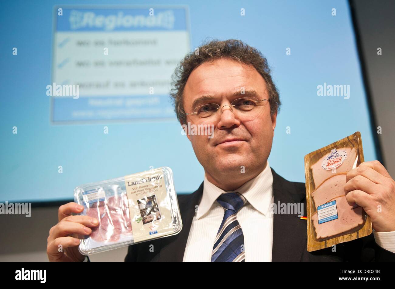 Ministro dell'Agricoltura tedesco Hans-Peter Friedrich presenta il nuovo blu simboli di confezionamento per i prodotti regionali alla Settimana verde di Berlino, Germania, 23 gennaio 2014. Il paese partner in questo anno è l'Estonia. International la Settimana Verde si svolge dal 17 fino al 26 gennaio 2014 a Berlino. Foto: DANIEL NAUPOLD Foto Stock