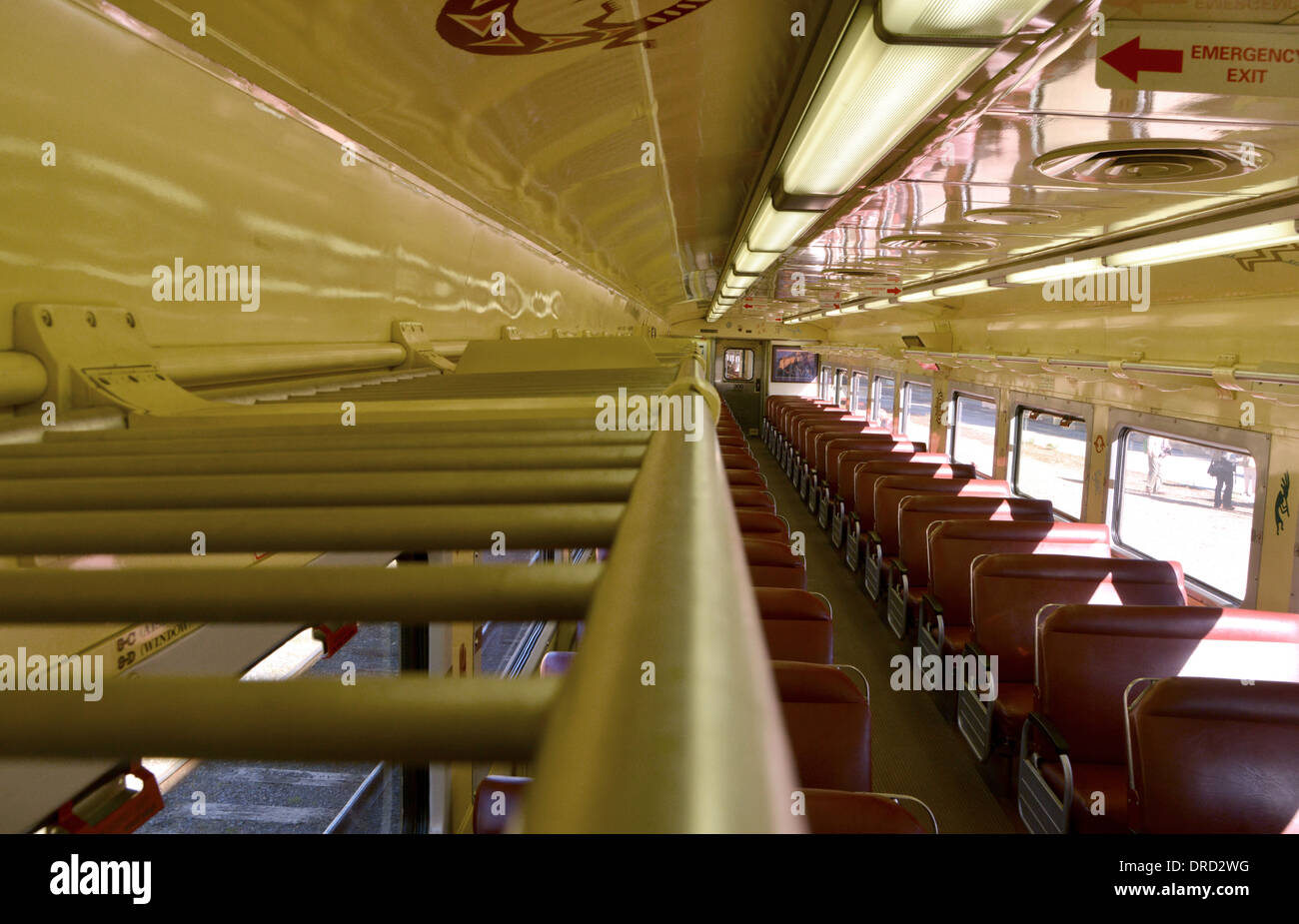 Treno trasporto interno. File di sedili in un Grand Canyon Railway ferrovia pullman, convertiti degli anni cinquanta Boston commuter rail stock Foto Stock