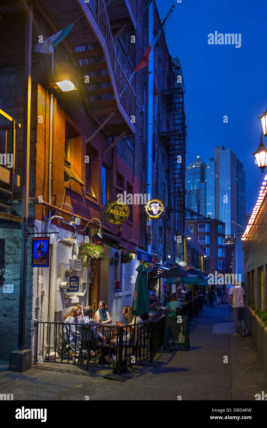 Bar e ristoranti di notte, post vicolo dietro il Mercato di Pike Place, Seattle, Washington, Stati Uniti d'America Foto Stock