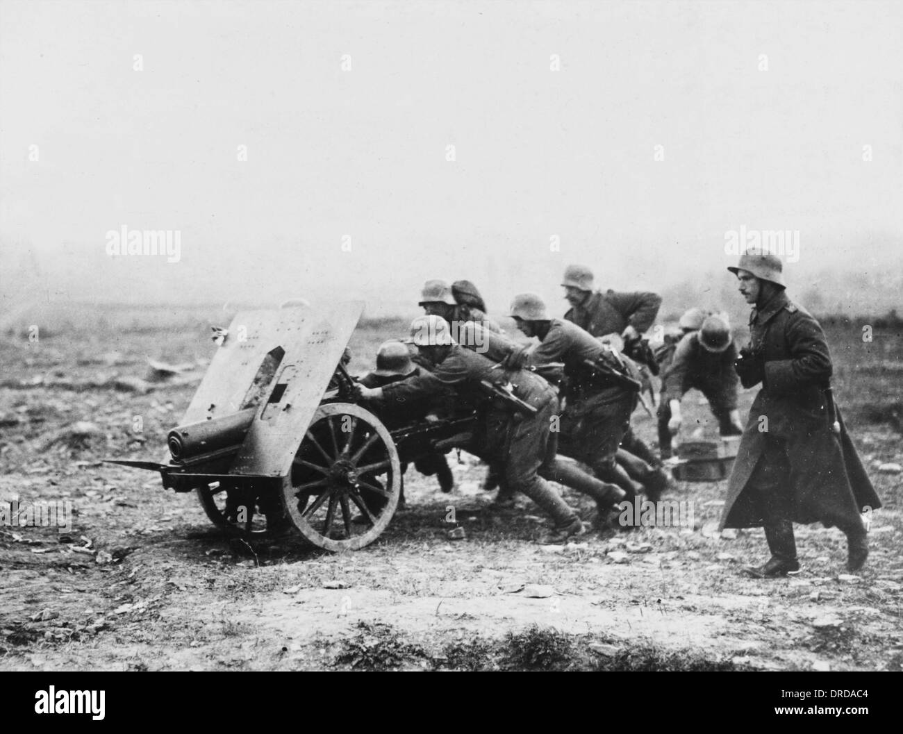 Gunners il trasporto di arma WWI Foto Stock