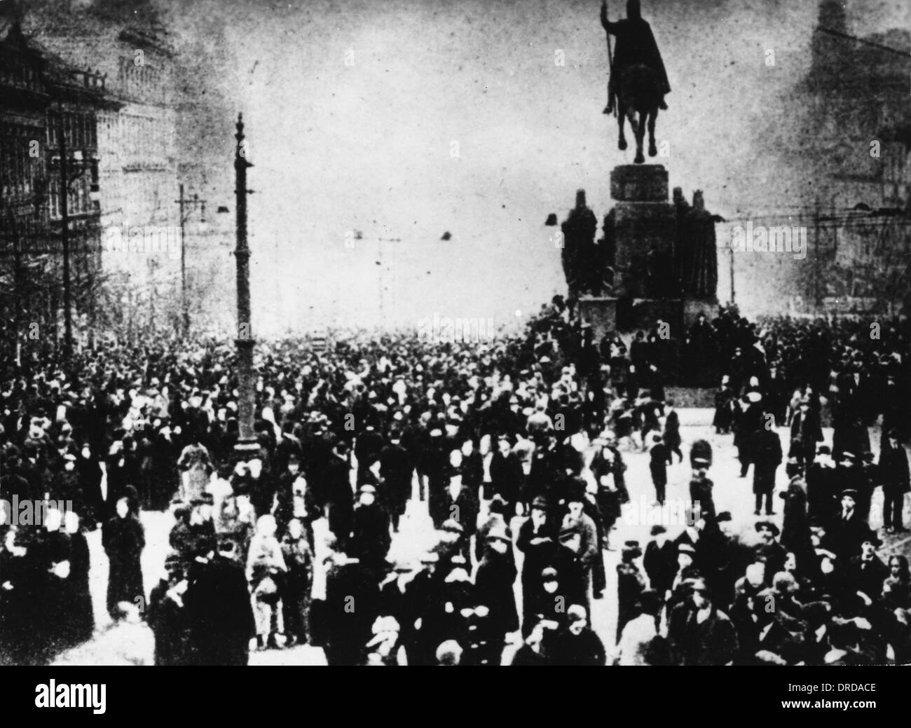 Scena di strada con la folla e la statua equestre Foto Stock