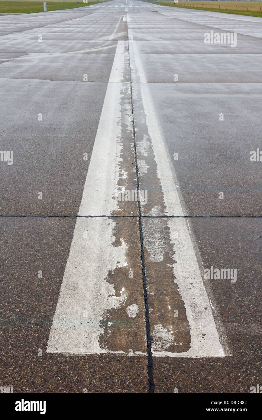 Pista bagnata in un aeroporto Foto Stock