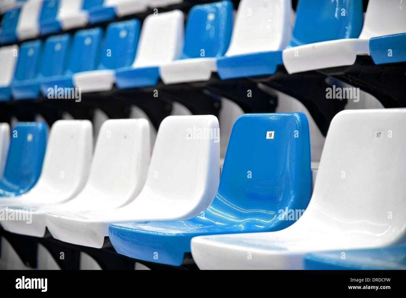 Vuoto azzurro e bianco all'interno dei sedili sport arena stadium Foto Stock