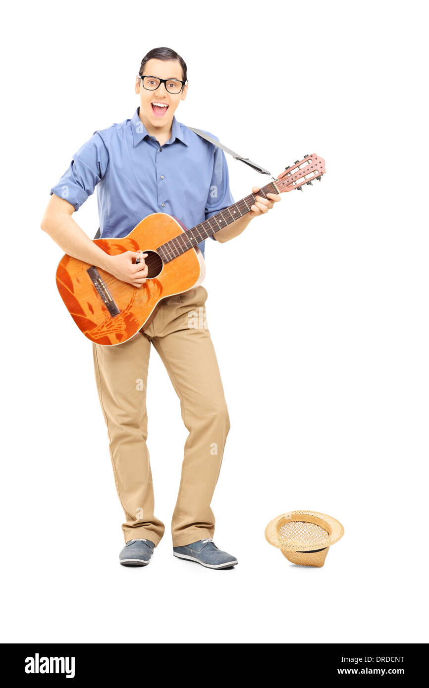 A piena lunghezza ritratto maschile di musicista di strada suonando la chitarra la raccolta di denaro in hat Foto Stock