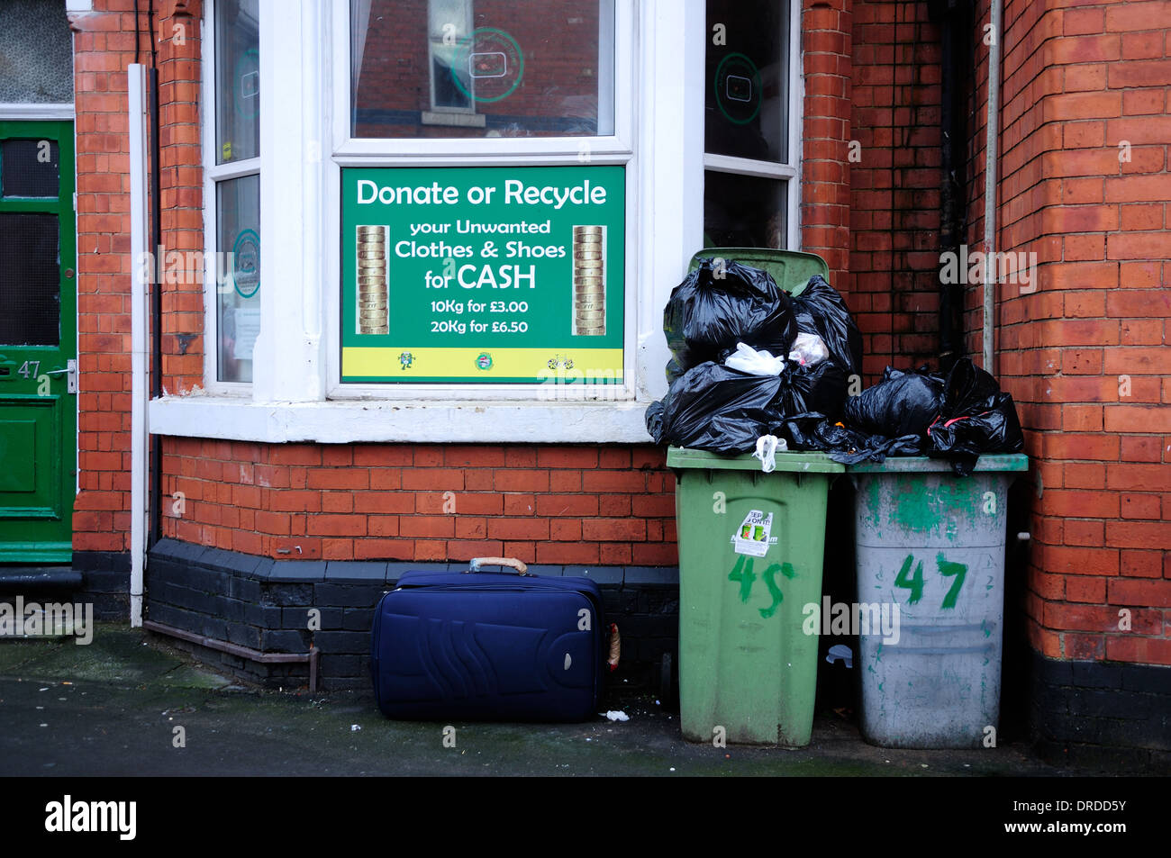 Donare e riciclare i vestiti per contanti ,Nottingham . Foto Stock