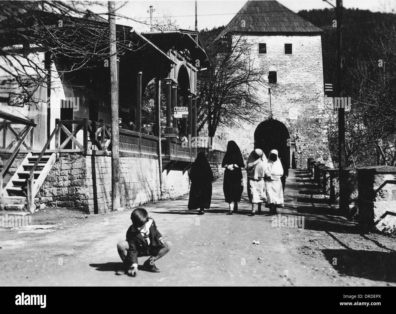 In Montenegro Street scene con donne velate Foto Stock