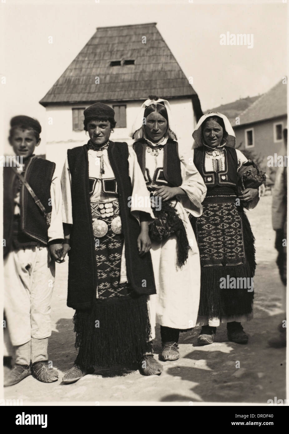 Est europeo (gli abitanti di un villaggio tradizionale costume) Foto Stock