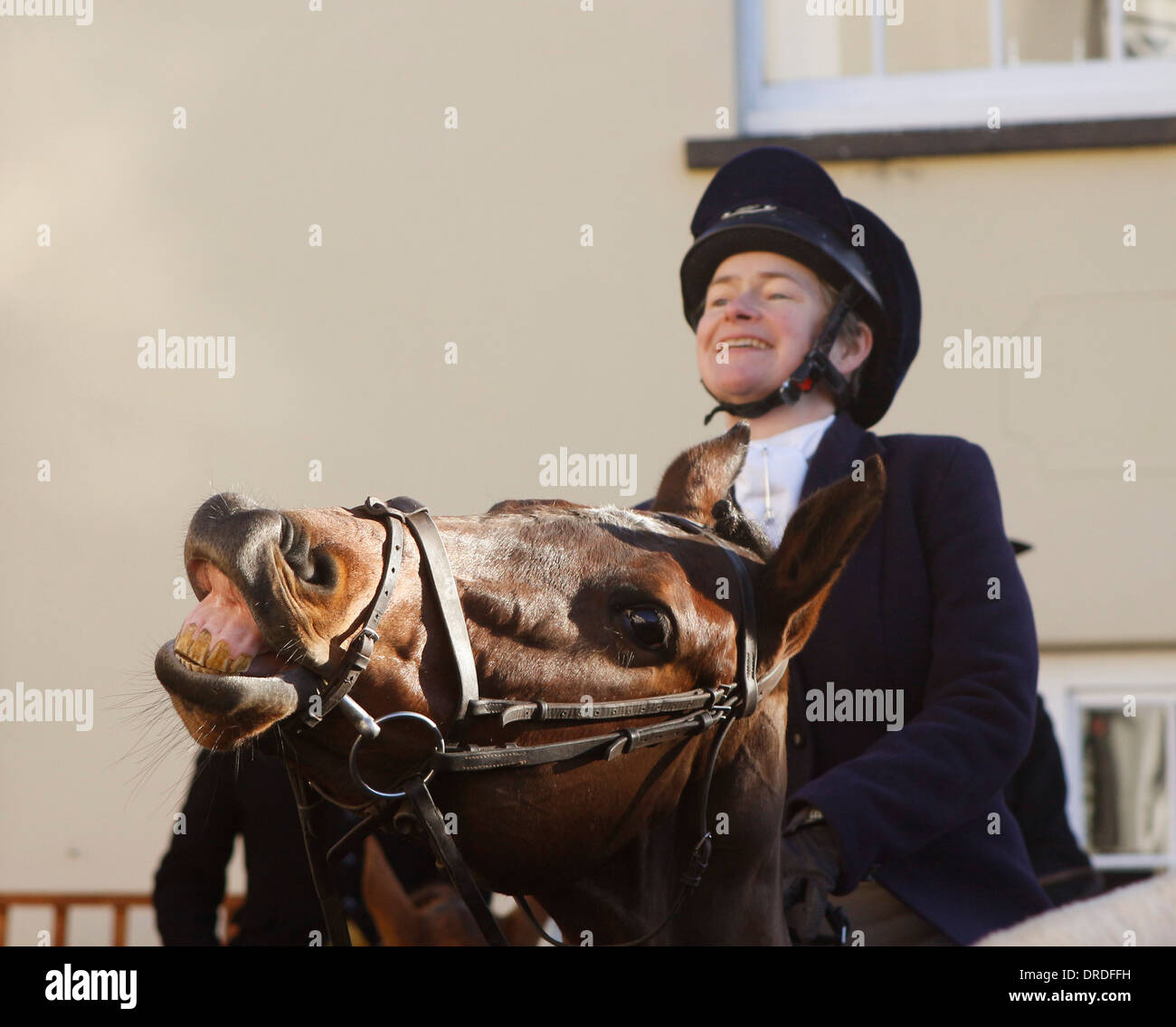 Axbridge Boxing day hunt, ridendo cavallo e cavaliere al raduno in piazza prima l'impostazione Off, 26 Dicembre 2013 Foto Stock