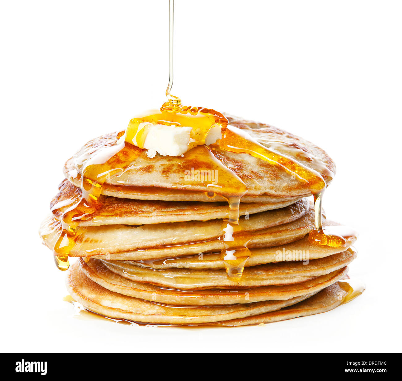 Pila di piccole pancake allo sciroppo su sfondo bianco Foto Stock