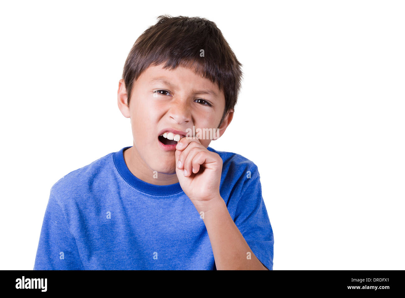 Ragazzo con il mal di denti o dente allentato - su sfondo bianco Foto Stock