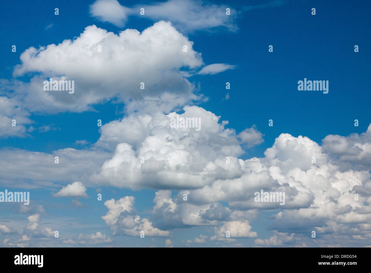 Cielo di estate blu con nuvole bianche Foto Stock