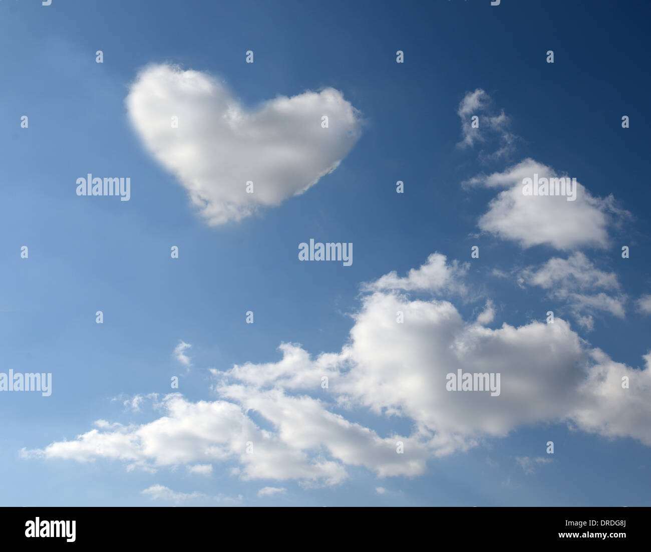 Un cuore a forma di nuvola in cielo il concetto di amore in aria Foto Stock