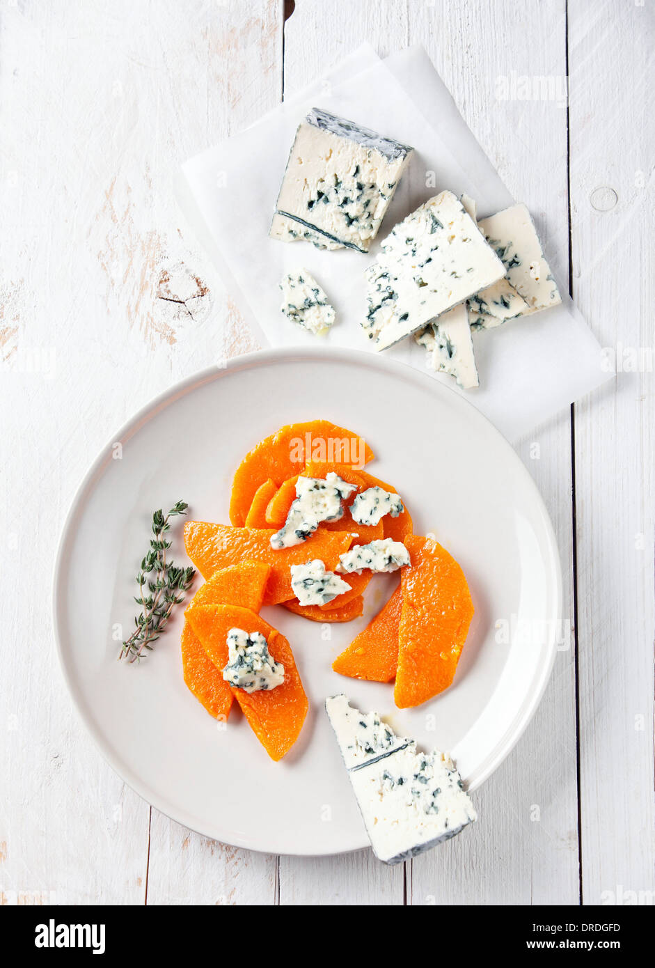 La zucca con formaggio blu su bianco sullo sfondo di legno Foto Stock